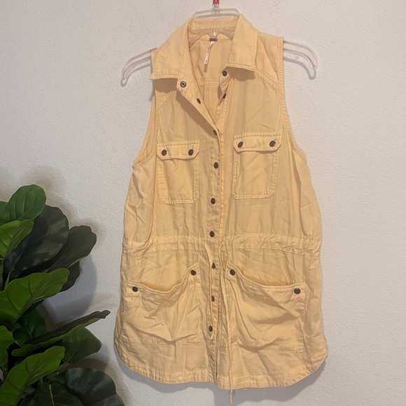 Free People Tops - Free People Lightweight Sleeveless Utility Vest in light yellow XS